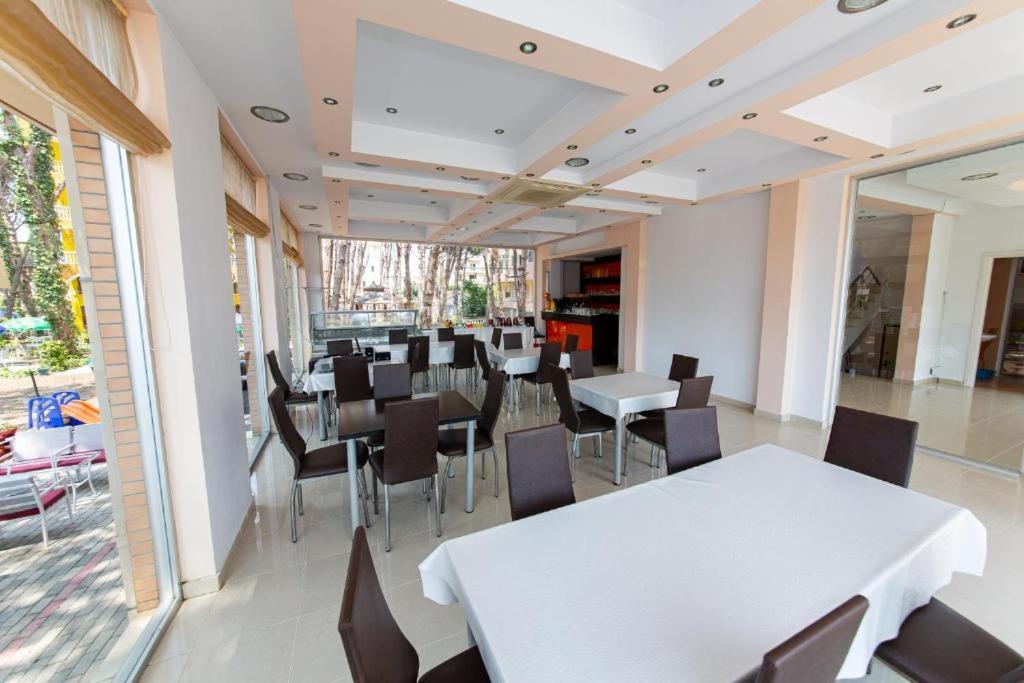 Intea Hotel Golem  Luaran gambar