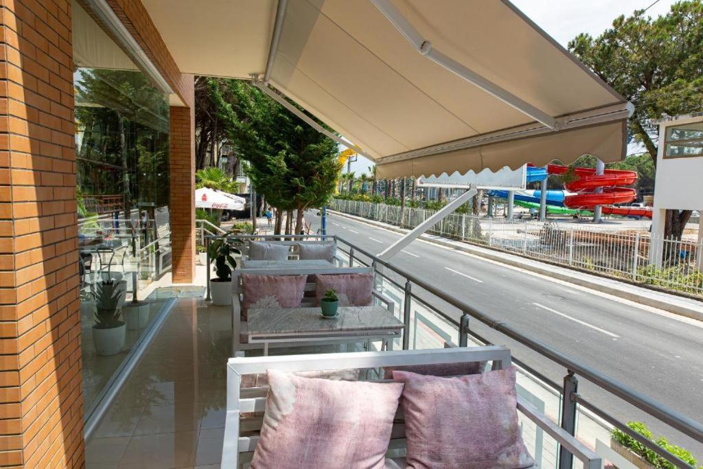 Intea Hotel Golem  Luaran gambar