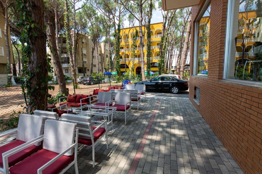 Intea Hotel Golem  Luaran gambar